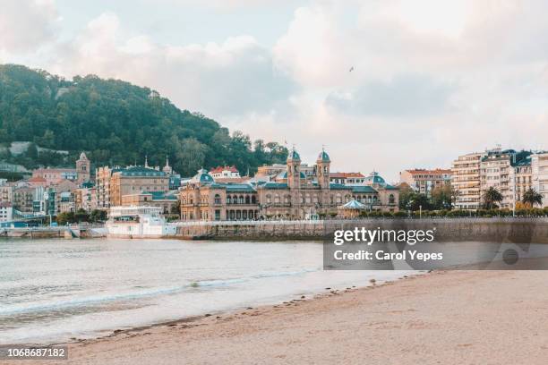 view of sandy beach of san sebastian (donostia) spain - filmfestival stock-fotos und bilder