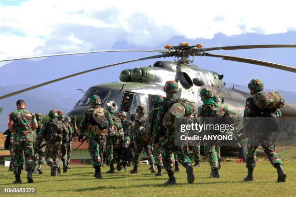 Indonesian military soldiers prepare to board a helicopter from Wamena in Papua province on December 5, 2018 to retrieve the bodies of the...