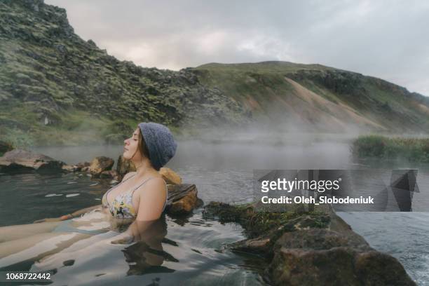 frau ruht im heißen naturpool in island - hot springs stock-fotos und bilder