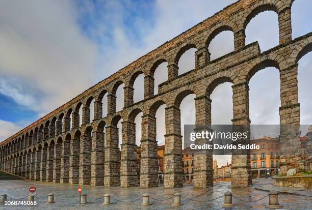 roman aqueduct of segovia - segóvia imagens e fotografias de stock