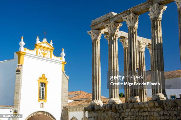 the roman temple of évora, evora district, alentejo, portugal. - alentejo photos et images de collection