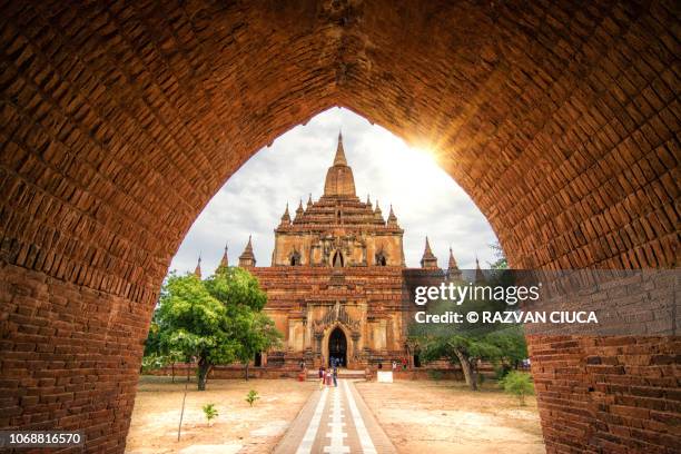 archway - pagode de shwedagon imagens e fotografias de stock