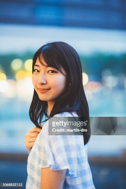 日本の若い女性の肖像画 - 若い カワイイ 女の子 日本人 ストックフォトと画像