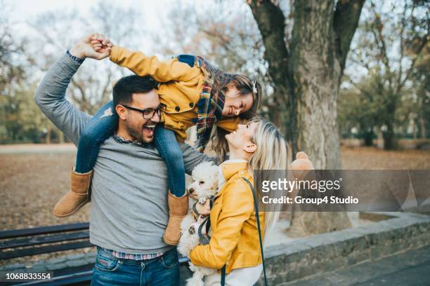 glückliche familie - family dog stock-fotos und bilder