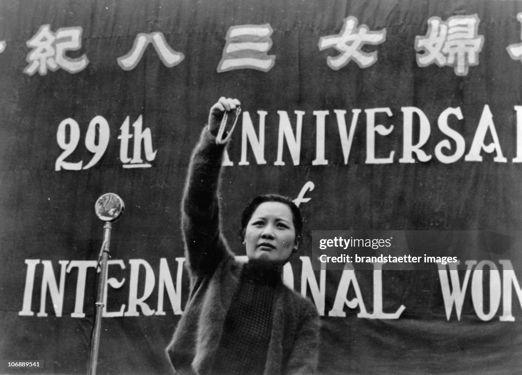 Madame Chiang Kai-shek (Soong May-ling) holds a speech in front of 10