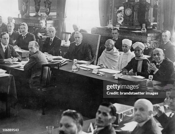 Round Table Conference on India in St. James's Palace: Lord Peel; Sir Samuel Hoare; der Vorsitzende Lord Sankey, Mahatma Gandhi; Paudit Malayiya. ....