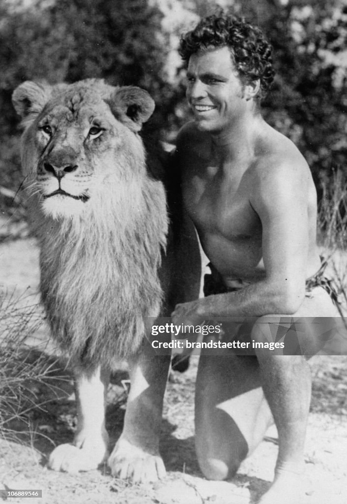 Portrait of the former Olympic swimmer and actor Buster Crabbe with a  News Photo - Getty Images