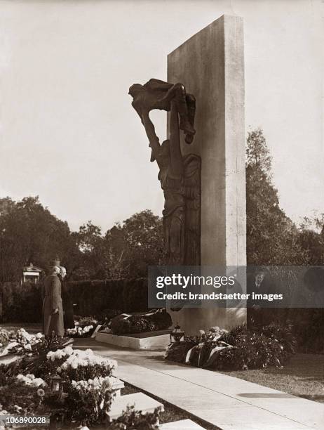 President Miklas reveals the monument for the killed policemen durin the fights in February and July 1934. Zentralfriedhof. Vienna. Photograph....