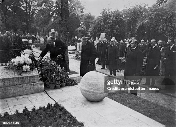 French politician Aristide Briand at the grave of his german counterpart Gustav Stresemann. Left: the french ambassador in Berlin Andre...