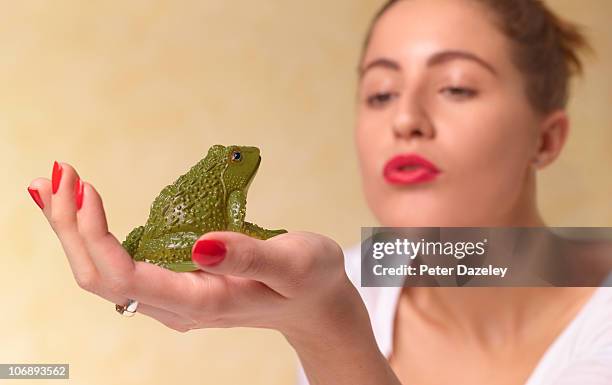 young woman wishing kissing frog - woman frog hand stockfoto's en -beelden