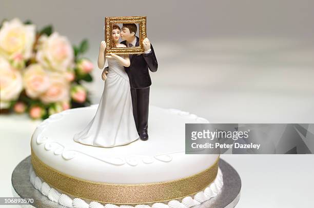 the perfect couple on wedding cake - married stockfoto's en -beelden