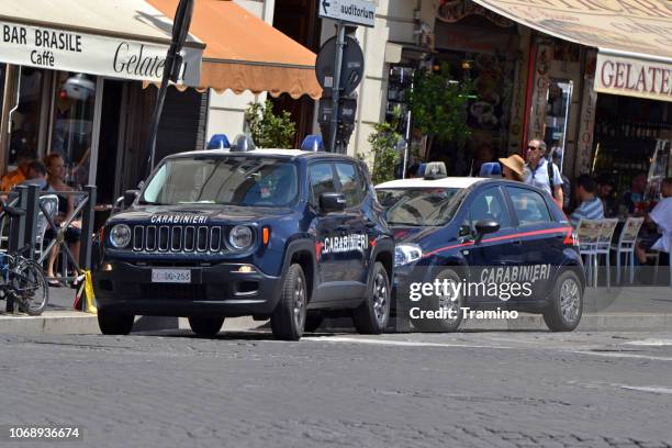 jeep renegade und fiat punto in gendarmerie-version - carabinieri stock-fotos und bilder