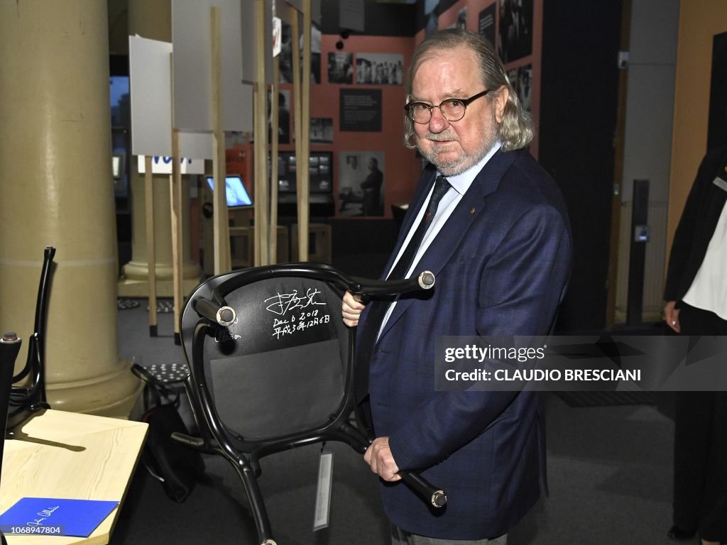NOBEL-PRIZE-CHAIR-SIGNING