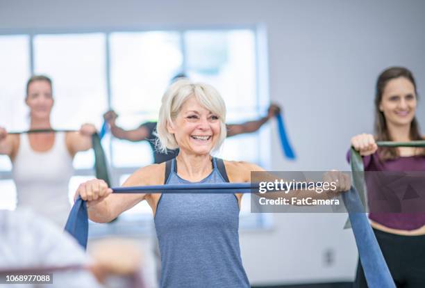 senior mujer trabajando - exercise class fotografías e imágenes de stock