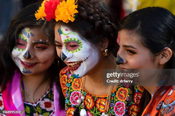 drei freunde bei der día de los muertos-festival in oaxaca - allerheiligen stock-fotos und bilder
