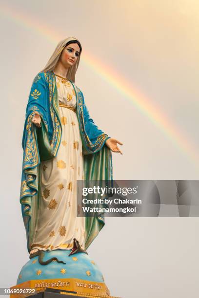 beautiful rainbow ove statue of virgin maria in front of the cathedral of immaculate conception, chanthaburi. - virgin mary stockfoto's en -beelden