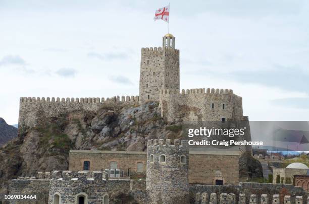 jakeli castle, in the rabati castle complex, with georgian flag fluttering aloft. - linebacker stock pictures, royalty-free photos & images