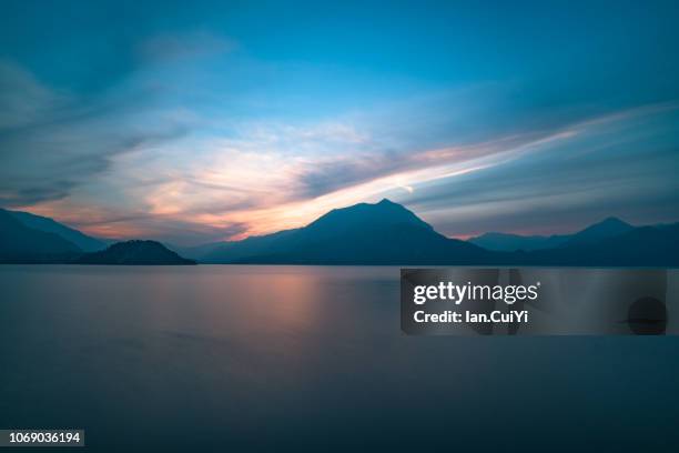 lake como, varenna, italy (dusk) - lagos skyline - fotografias e filmes do acervo