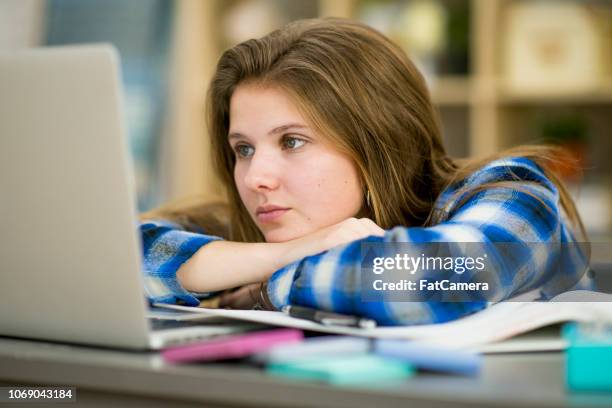 arbeiten an hausaufgaben - bewerbungsformular stock-fotos und bilder