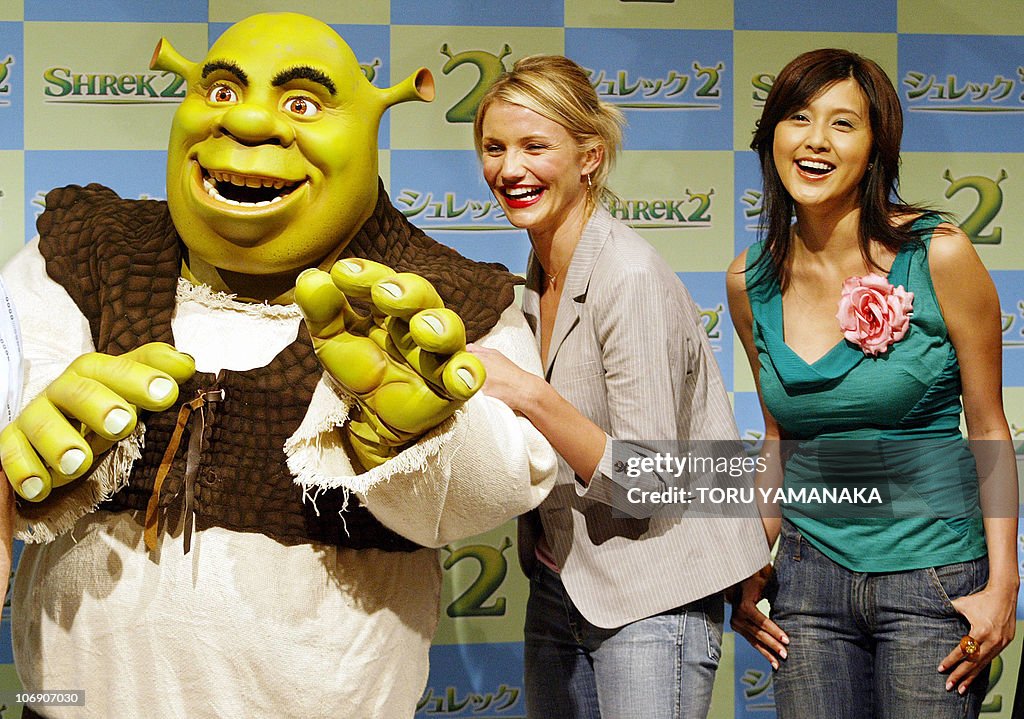 US movie actress Cameron Diaz (C) and Ja