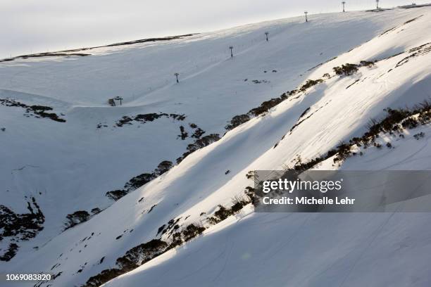 australian snowy mountains showing chair lift and ski runs - winter skiing australia stock-fotos und bilder