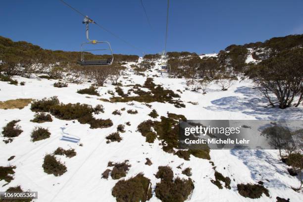 empty chair lift over snowy mountain - winter skiing australia stock-fotos und bilder