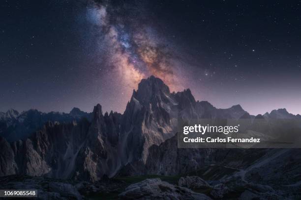dolomites mountains at night, unesco world heritage site - nebulosas fotografías e imágenes de stock