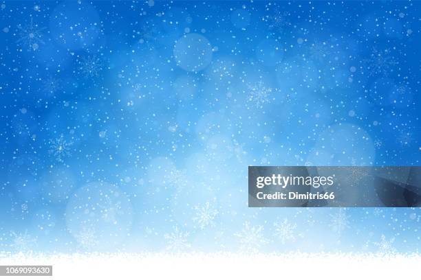 ilustraciones, imágenes clip art, dibujos animados e iconos de stock de navidad - fondo azul invierno: nieve que cae, los copos de nieve y luces defocused - escarcha