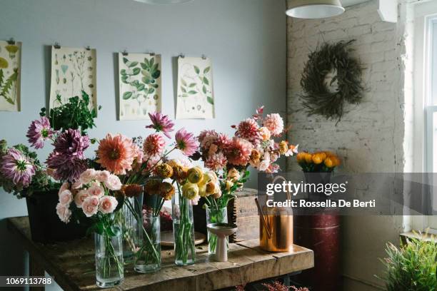 bloemenwinkel - table vase stockfoto's en -beelden