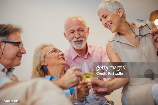senior mensen drinken van witte wijn - drunk wife at party stockfoto's en -beelden