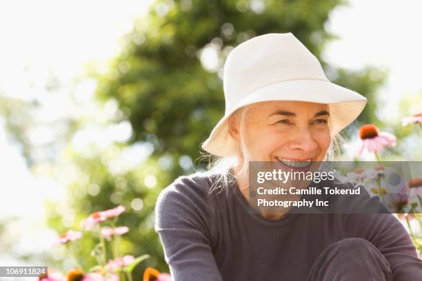 smiling caucasian woman - sombrero mujer fotografías e imágenes de stock