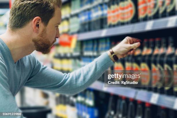 jongeman bier kopen - beer alcohol stockfoto's en -beelden