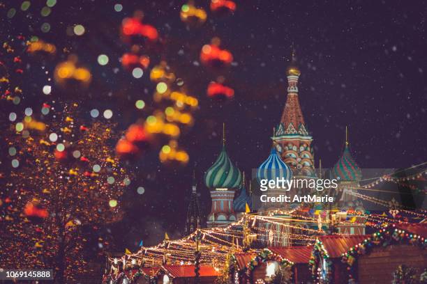 weihnachten und silvester feier-markt auf dem roten platz in moskau, russland - moskau stock-fotos und bilder