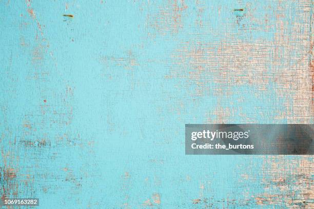 full frame shot of wooden wall with flaked paint, shabby chic style - blue texture photos et images de collection