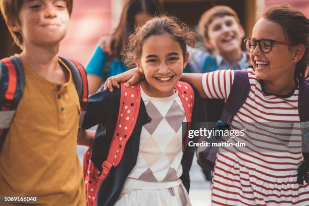 glückliche schüler porträt - erster schultag stock-fotos und bilder