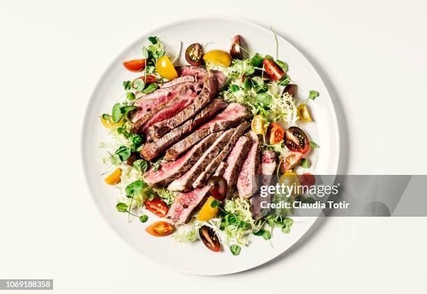 steak with fresh salad - paleo imagens e fotografias de stock
