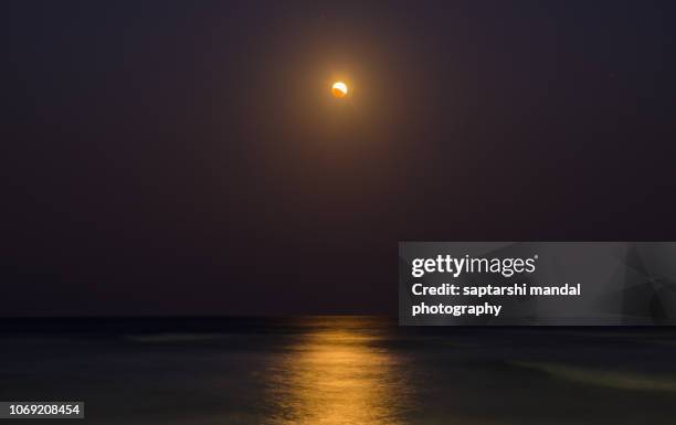 lunar eclipse - maansverduistering stockfoto's en -beelden