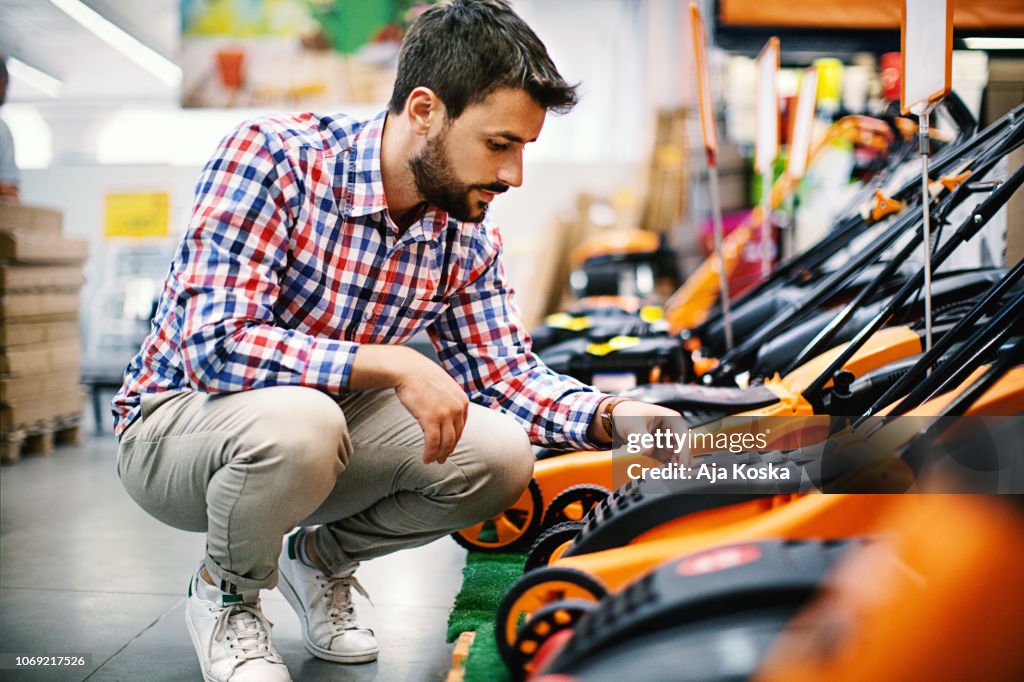 Man shopping i en järnaffär.