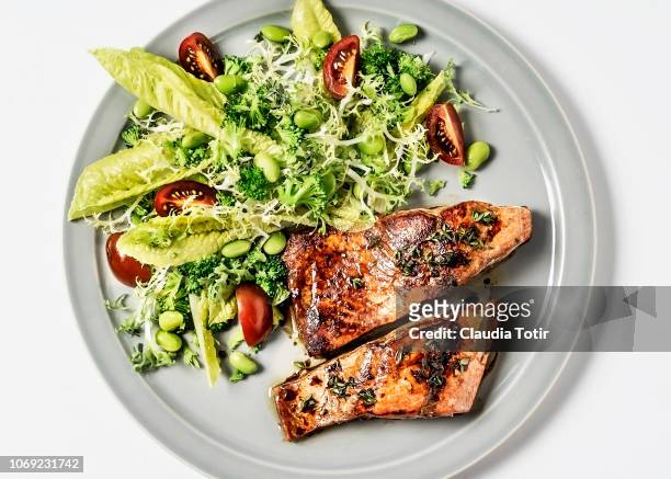 salmon with fresh salad - broccoli on white stock-fotos und bilder