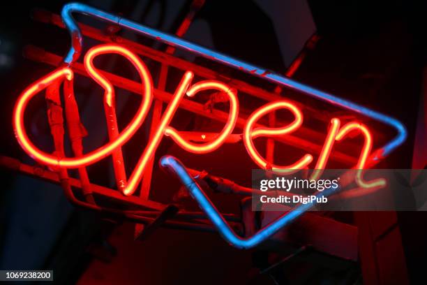 neon open sign - open segnale inglese foto e immagini stock
