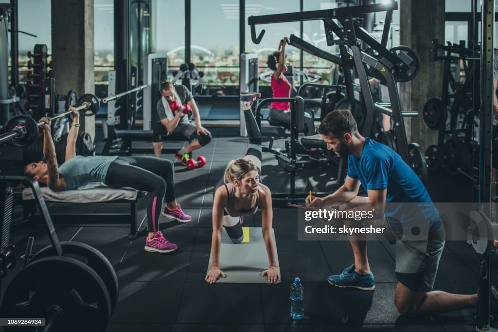 Groep sportieve mensen uitoefenen in een healthclub.