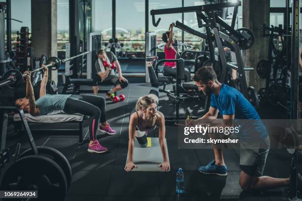 Groep Sportieve Mensen Uitoefenen In Een Healthclub, Stockfoto