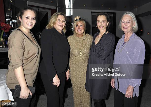 Hannah Olivennes, Kathleen Turner, Yanou Collart, Kristin Scott Thomas and Deborah Scott Thomas attend a dinner honouring actress Kathleen Turner at...