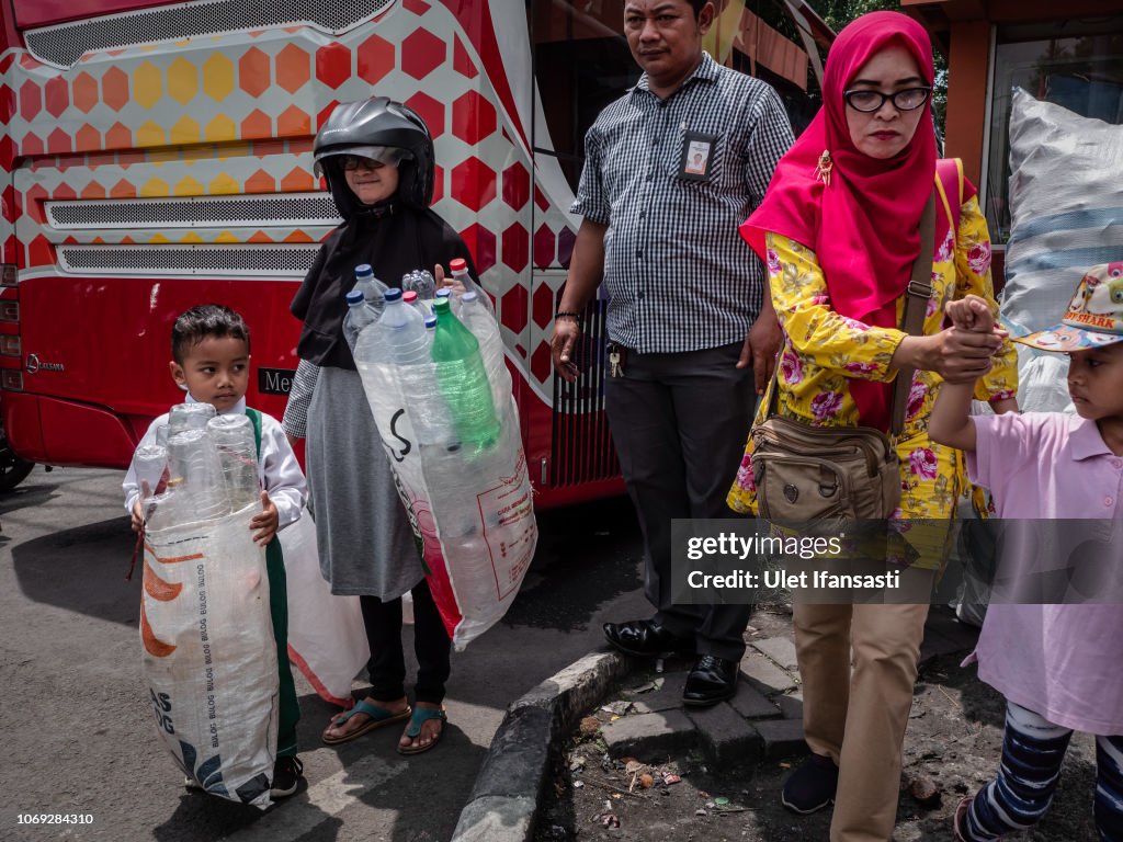 Indonesians Tackle With Plastic Waste In Surabaya