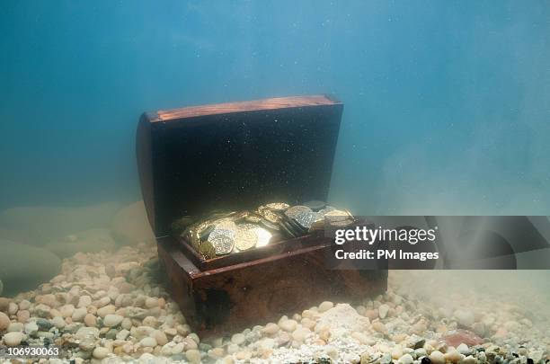 sunken tresure chest - schatzkiste stock-fotos und bilder