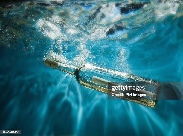 message in a bottle - message in a bottle floating in ocean stock pictures, royalty-free photos & images