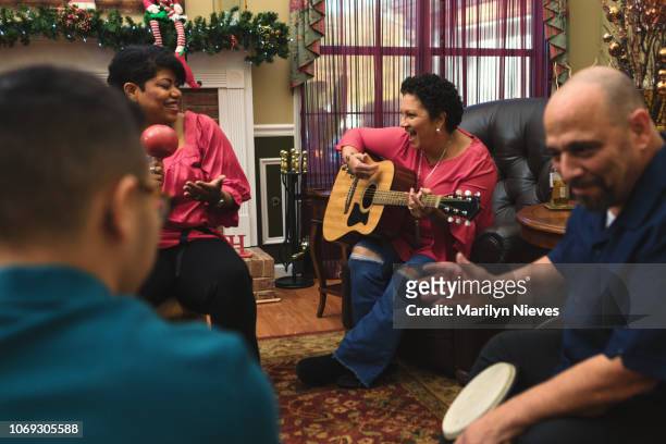 familie und freunde feiern mit musik - latin american stock-fotos und bilder