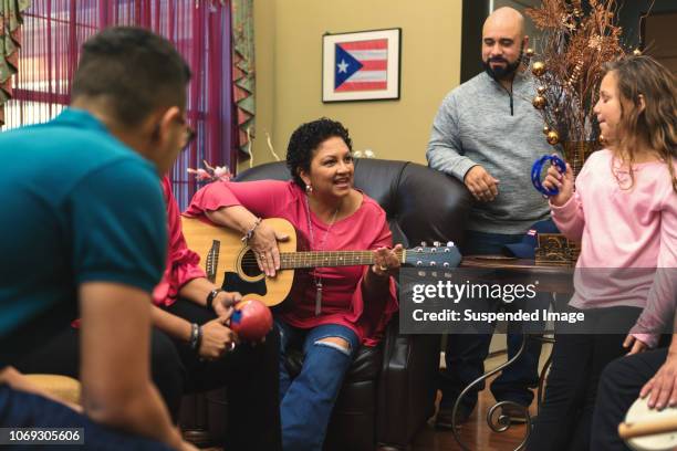 familie und freunde feiern mit musik - puertoricanischer abstammung stock-fotos und bilder
