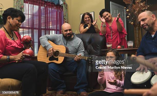 famiglia e amici che festeggiano con la musica - puerto rican culture foto e immagini stock