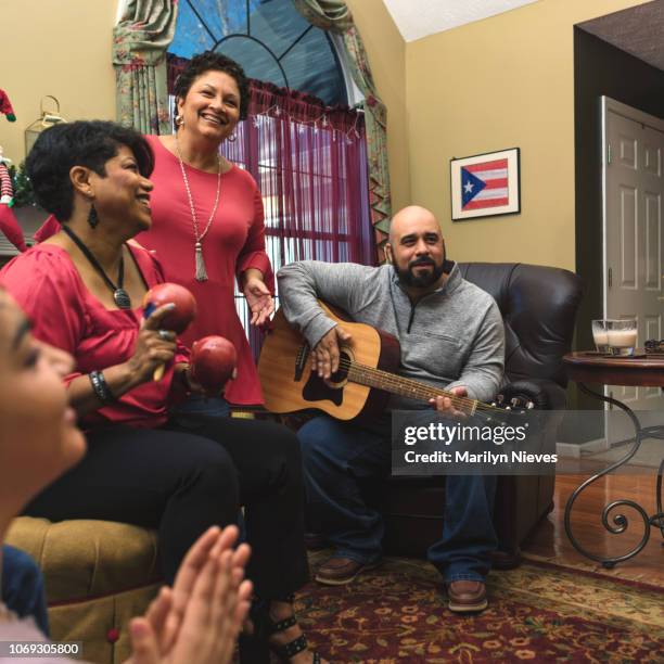 familiares y amigos a celebrar con música - puertorriqueño fotografías e imágenes de stock